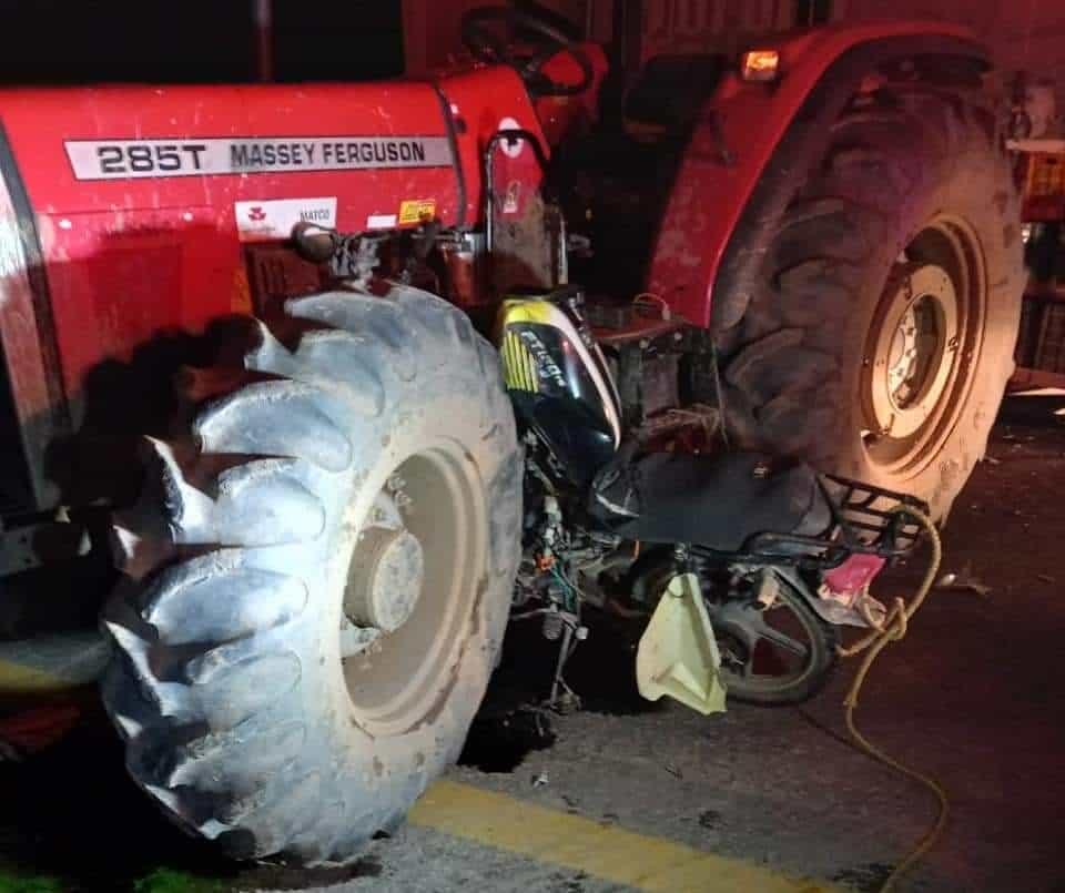Motociclista muere tras impactar contra tractor en Escuinapa