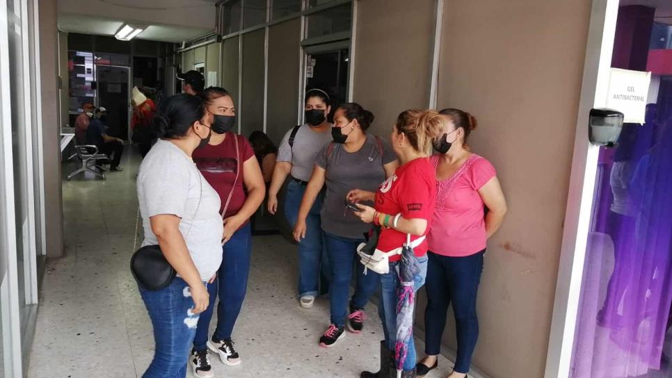 Protestan trabajadoras de empresa de limpieza de Los Mochis por falta de pago