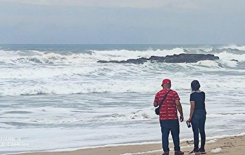 Cierran playas de Mazatlán por alto oleaje