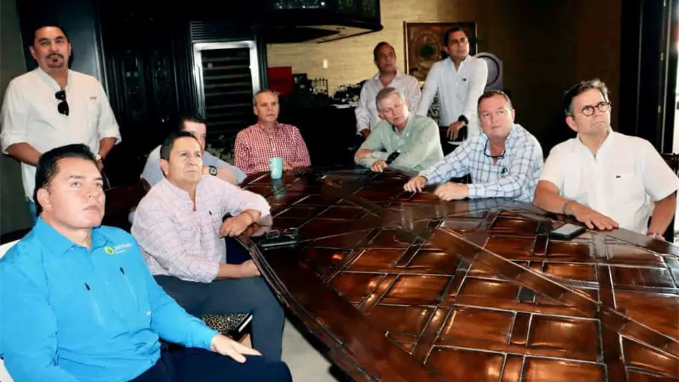 El alcalde Gerardo Vargas y sus funcionarios se reunieron para ver el Cuarto Informe de Gobierno del Presidente de México. FOTO: Ayuntamiento de Ahome.