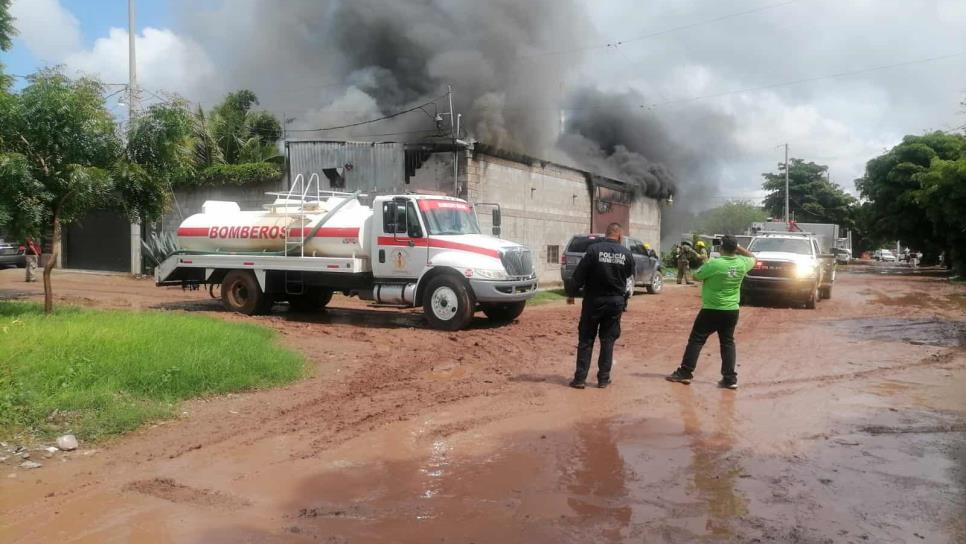 Se incendia bodega de la colonia Siglo XXI, en Los Mochis