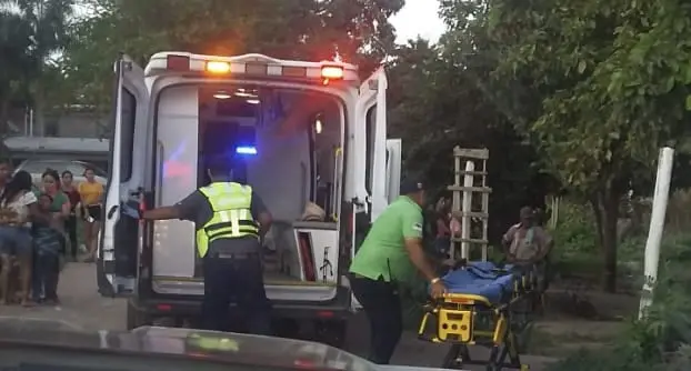 Cortaba unos aguacates y recibe descarga eléctrica, en Águila Azteca