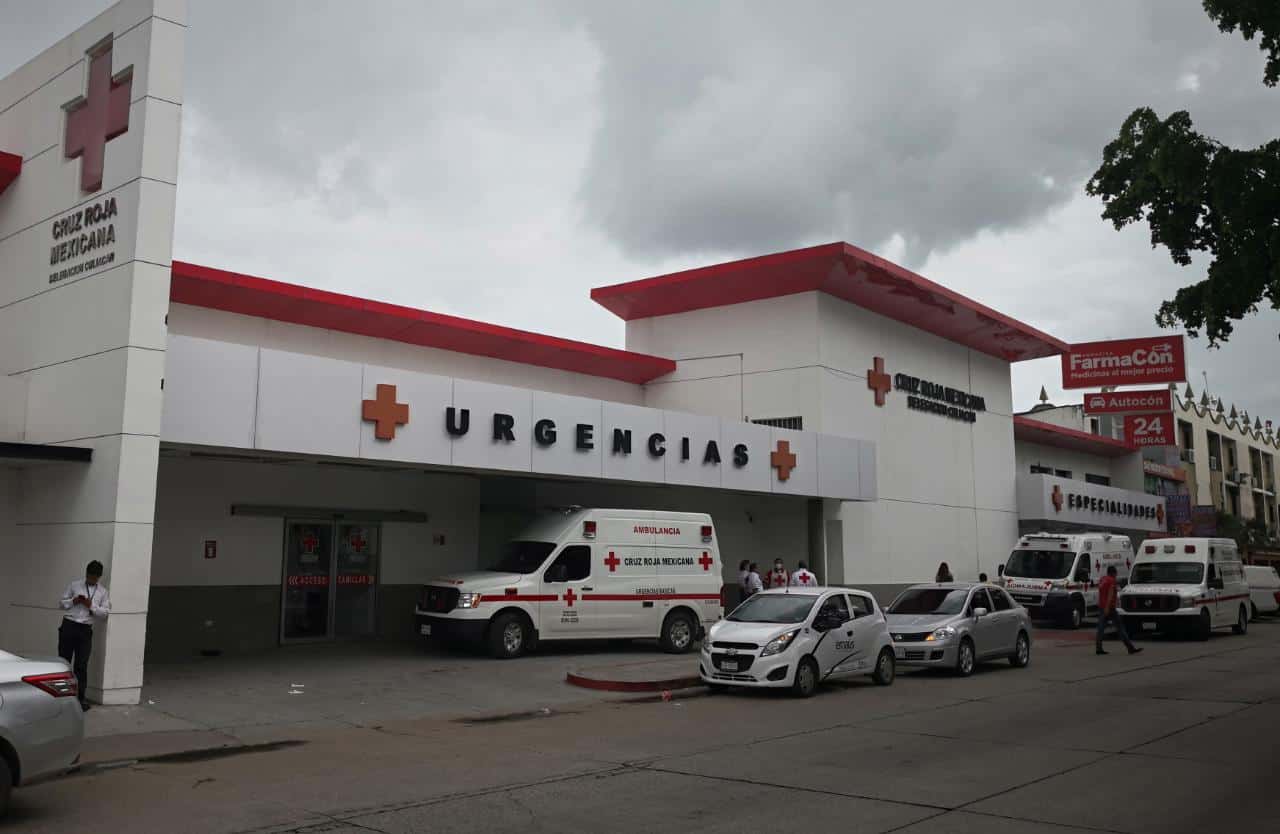 Tras choque, conductor atropella a mujer que esperaba el camión en Culiacán