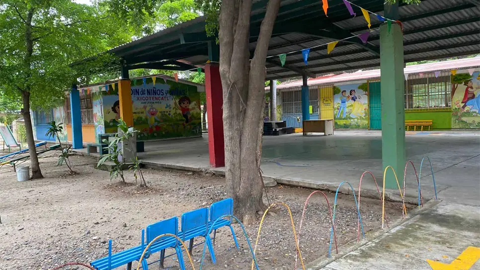 Niños de kínder en Culiacán toman clases en aulas sin electricidad