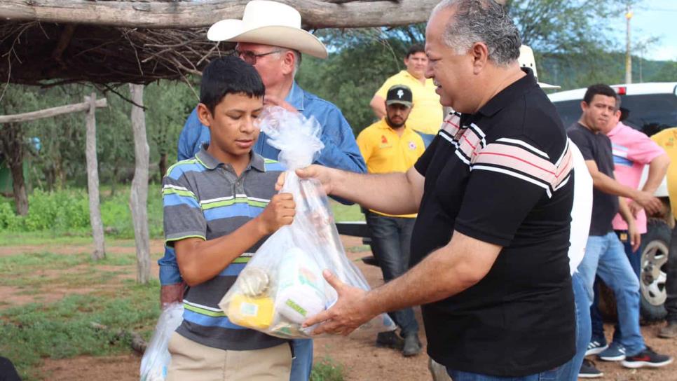 Entregan alcalde y DIF de Sinaloa de Leyva apoyos a familias afectadas por inundaciones