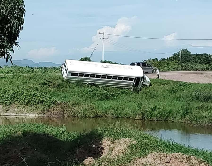 Camión sufre falla mecánica y casi termina en un dren de Ahome