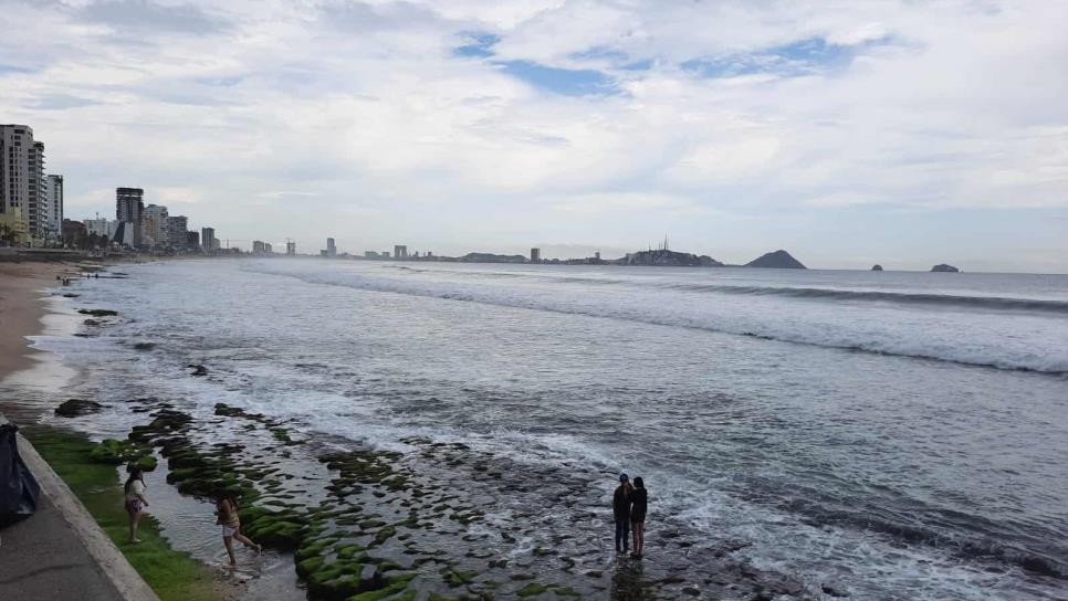 Ante fuerte oleaje, restringen el acceso a las playas de Mazatlán