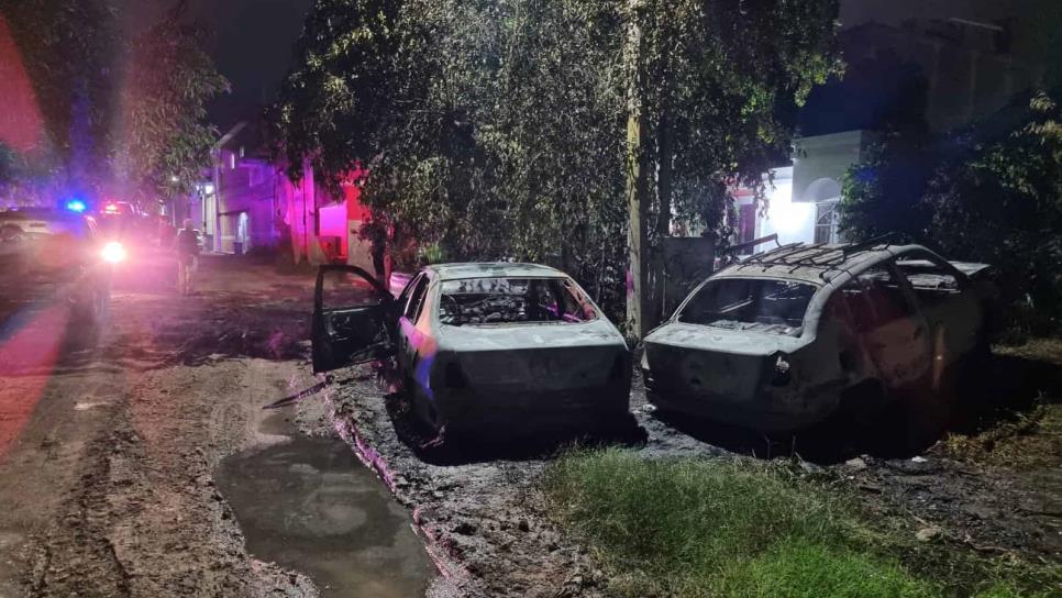 Queman intencionalmente dos carros en taller de la colonia San Rafael, en Culiacán