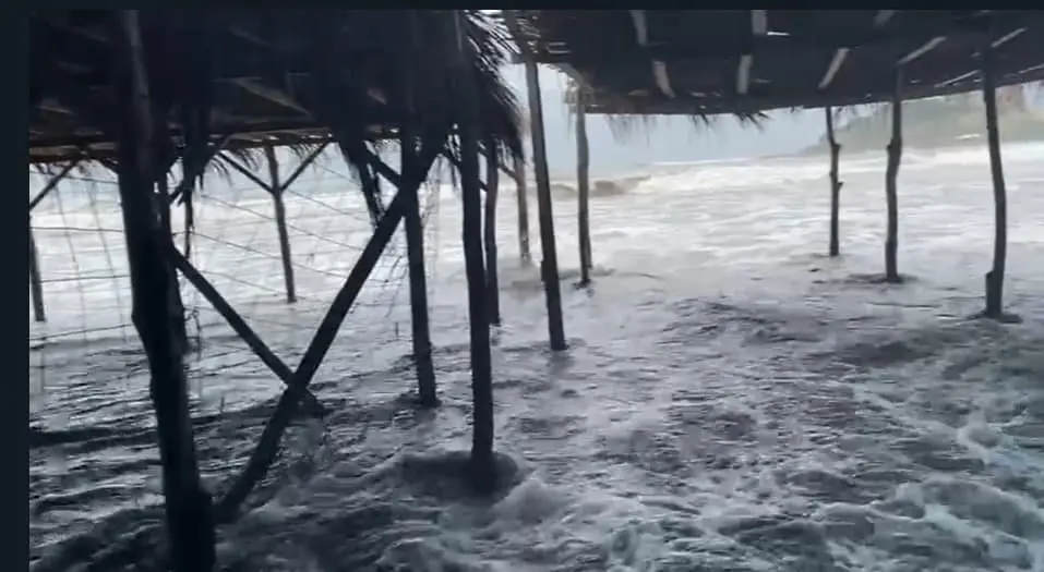 Palapas de la Isla de la Piedra sufren efectos por alto oleaje