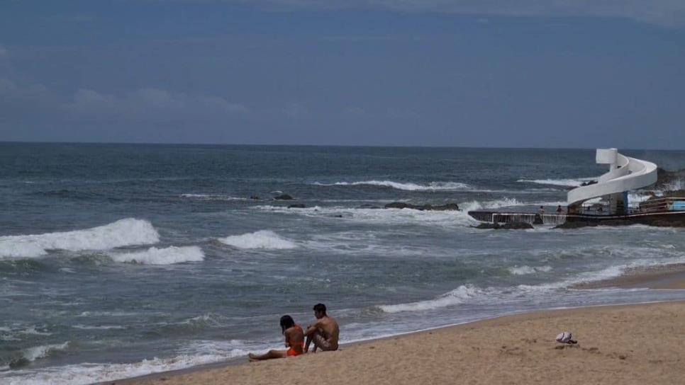 Permanecen cerradas las playas en Mazatlán por huracán «Kay»
