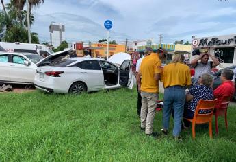 Camioneta Mercedes Benz choca contra auto sobre el Malecon Nuevo, en Culiacán