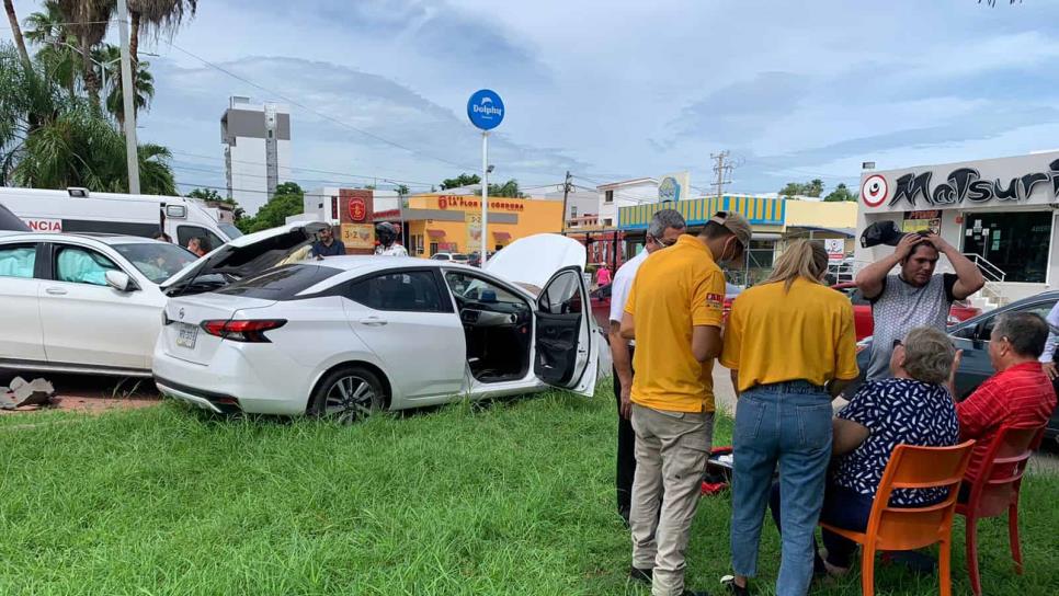 Camioneta Mercedes Benz choca contra auto sobre el Malecon Nuevo, en Culiacán