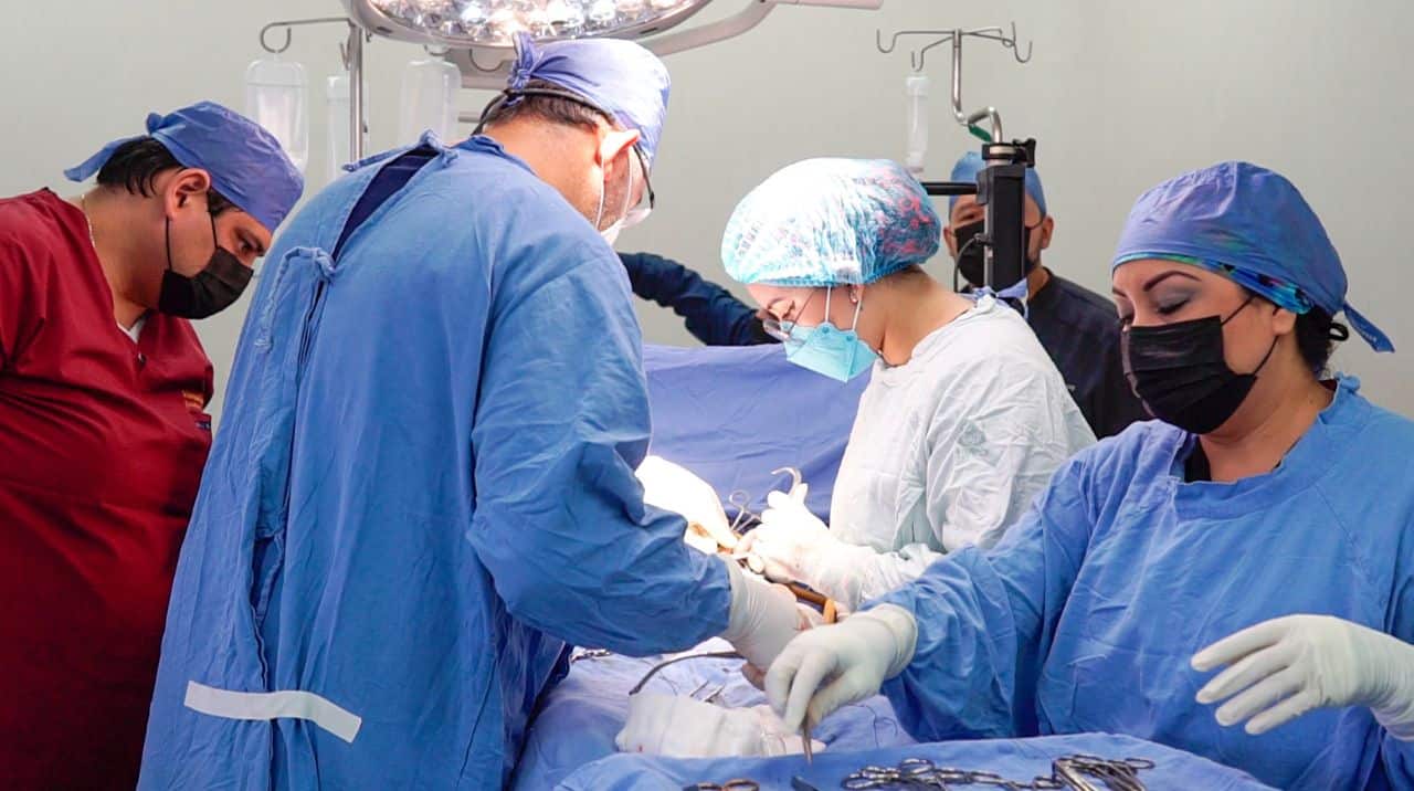 A sus 60 años de edad, padre le dona un riñón a su hijo