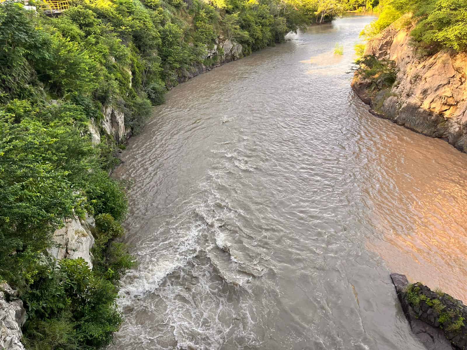 Inicia el desfogue de la presa Sanalona