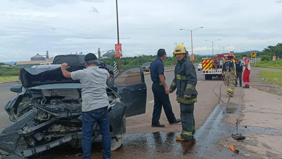 Choque de vehículos en peligroso crucero de Guamúchil