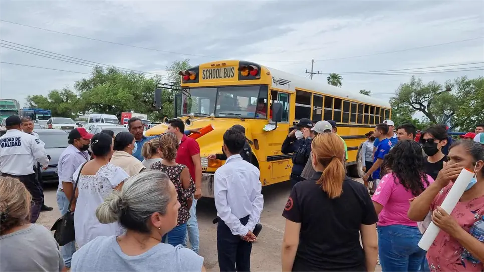Ayer, los vecinos de Agua nueva bloquearon la carretera Los Mochis- Ahome. FOTO: Ernesto Torres.