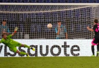 Santiago Jiménez anota doblete en su debut en Europa League