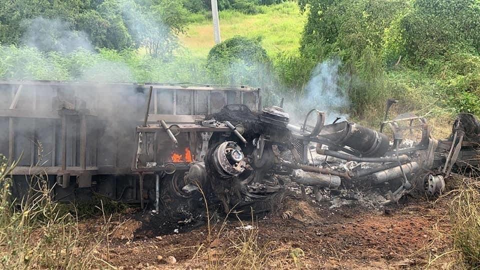 Tractocamión termina calcinado en carambola con tres tráileres y un vehículo Salvador Alvarado