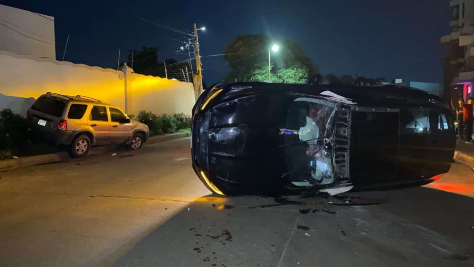 Vuelca camioneta en el sector Tres Ríos de Culiacán