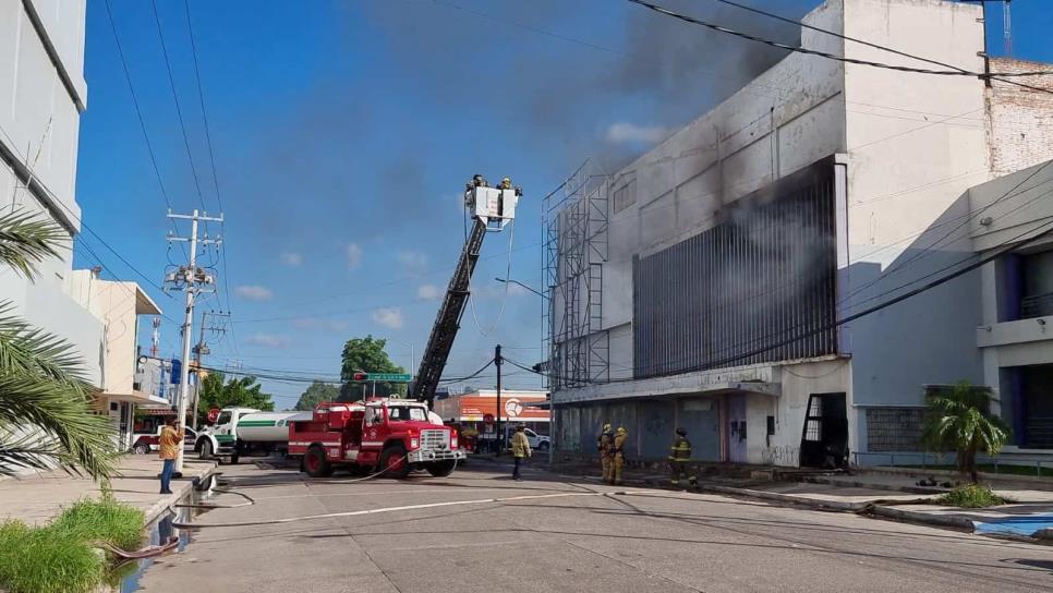 Incendio en La Violeta moviliza a cuerpos de emergencia en Los Mochis