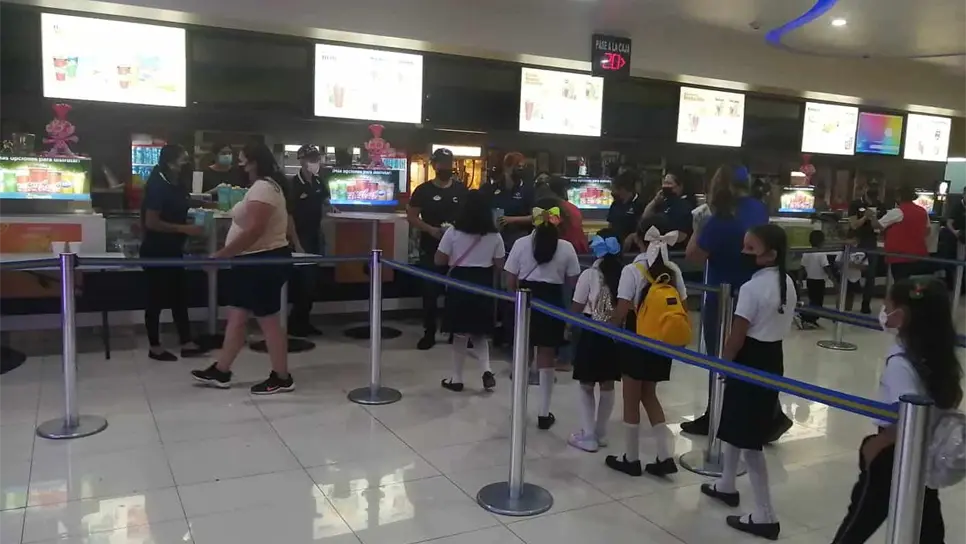 Niños de escasos recursos de El Fuerte conocen el cine