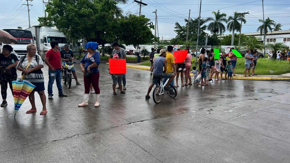 Vecinos de la invasión Casa Redonda bloquean avenida en Mazatlán