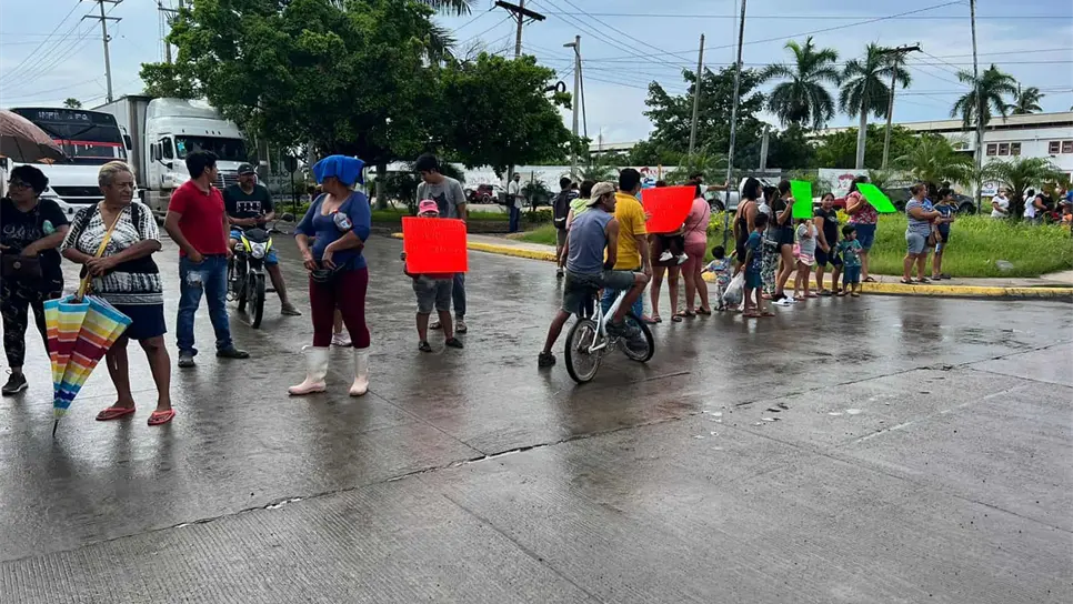 Vecinos de la invasión Casa Redonda bloquean avenida en Mazatlán