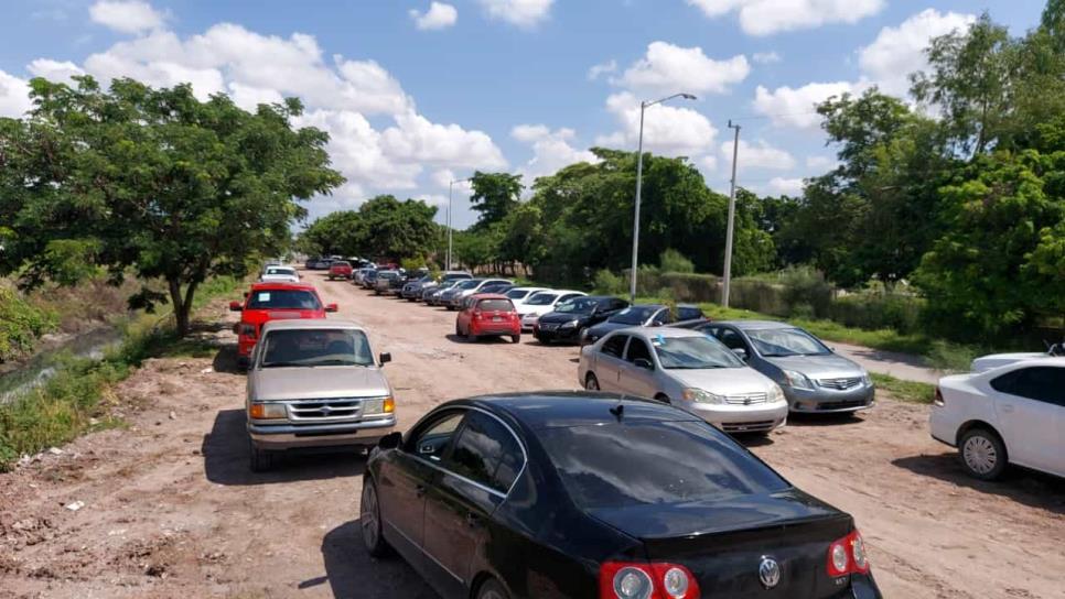 Vendedores de vehículos atiborran la calle Santos Degollado en Los Mochis