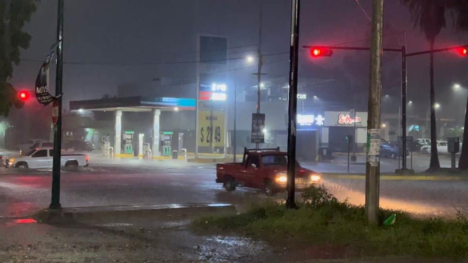 Fuertes lluvias sorprenden a Culiacán; reportan arroyada por la corriente