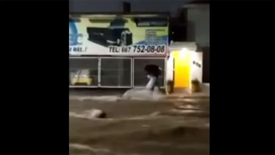 Mujer arrastrada por la lluvia en Culiacán logra salvarse