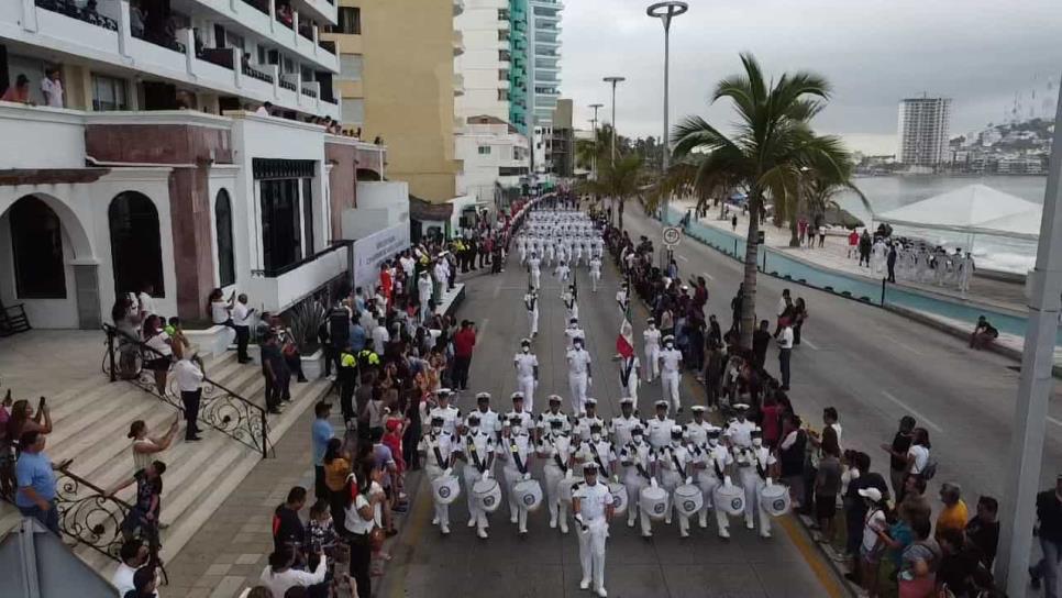 Desfile cívico engalana el Malecón de Mazatlán