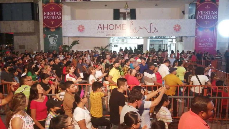 Gran ambiente y un espectáculo tricolor se vive en la Plaza Cívica Constitución de Ahome