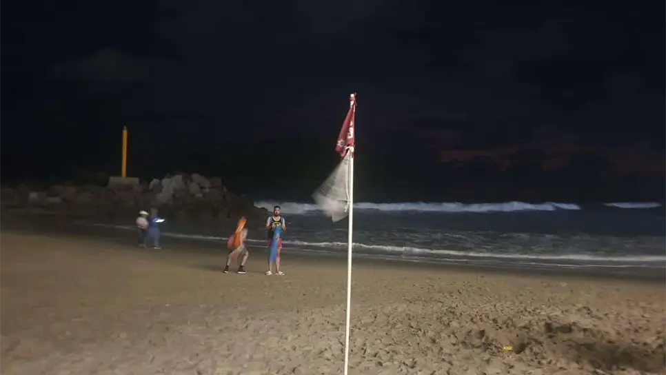 Turista proveniente de León, Guanajuato es rescatado por elementos de Policía Acuática en Mazatlán; reportan otra persona desaparecida 