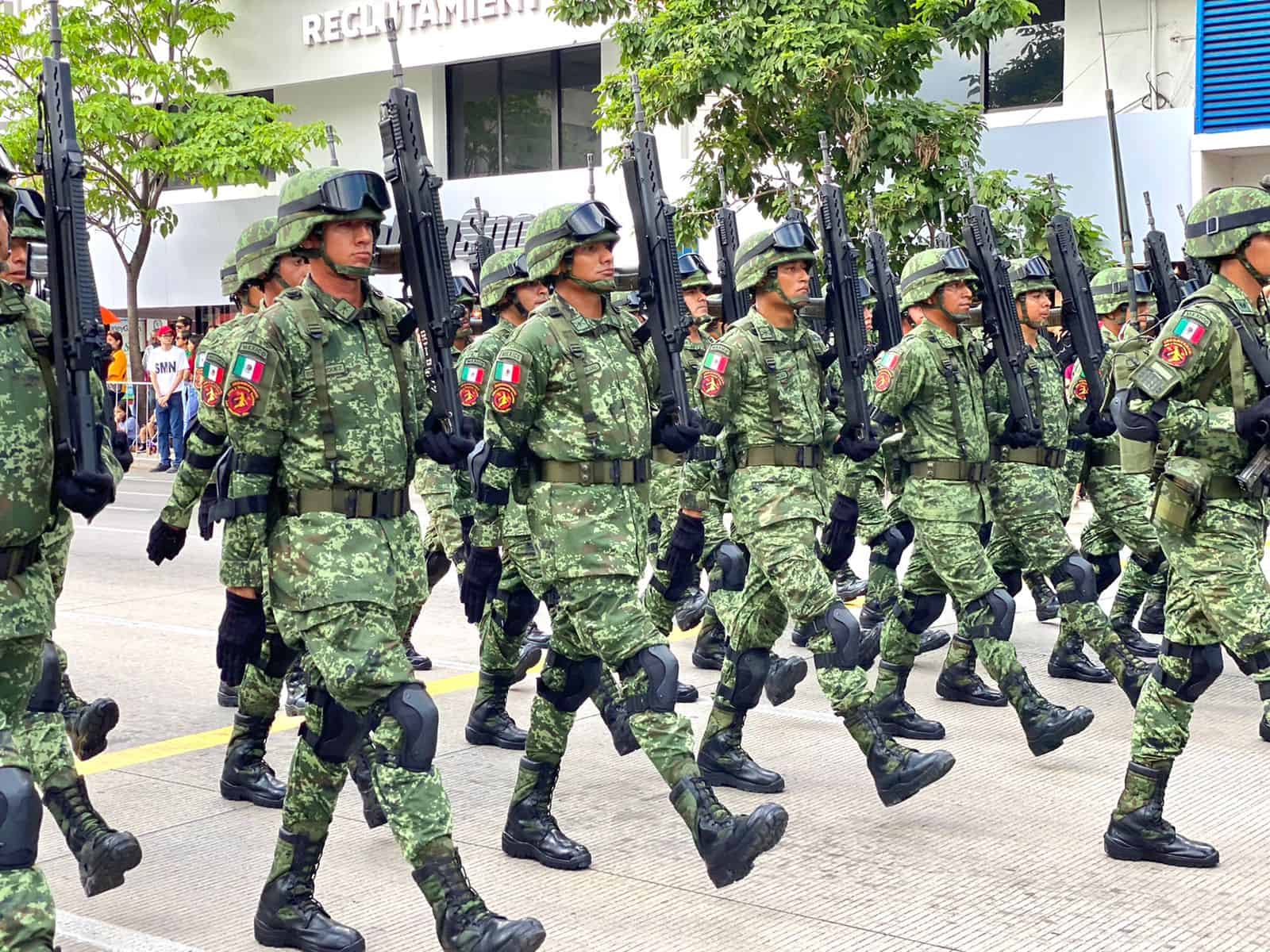 Culiacanenses disfrutan del desfile del Día de la Independencia