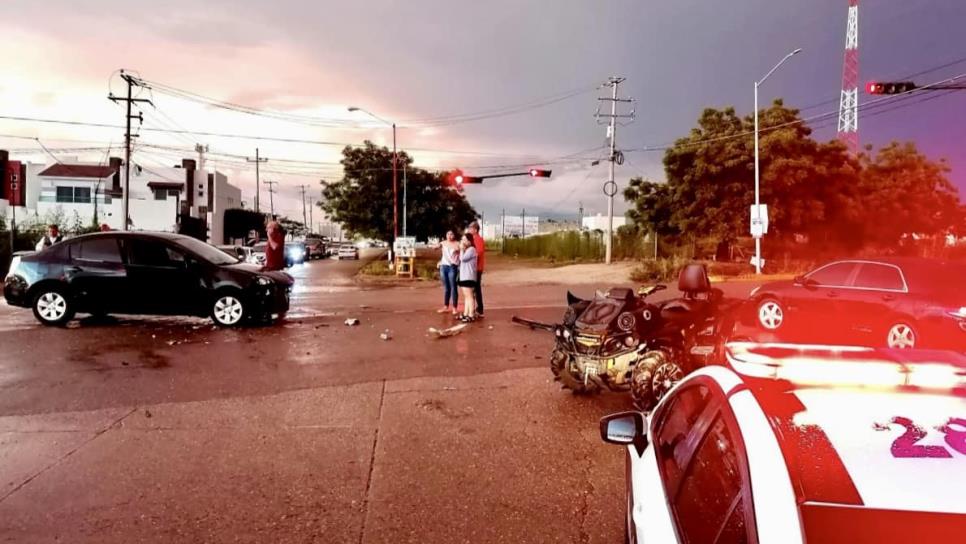 Ignoran semáforo en rojo y los embisten cuando viajaba en cuatrimoto