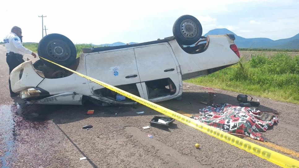 Volcadura de camioneta deja un muerto y dos mujeres heridas, en El Tigre, Navolato