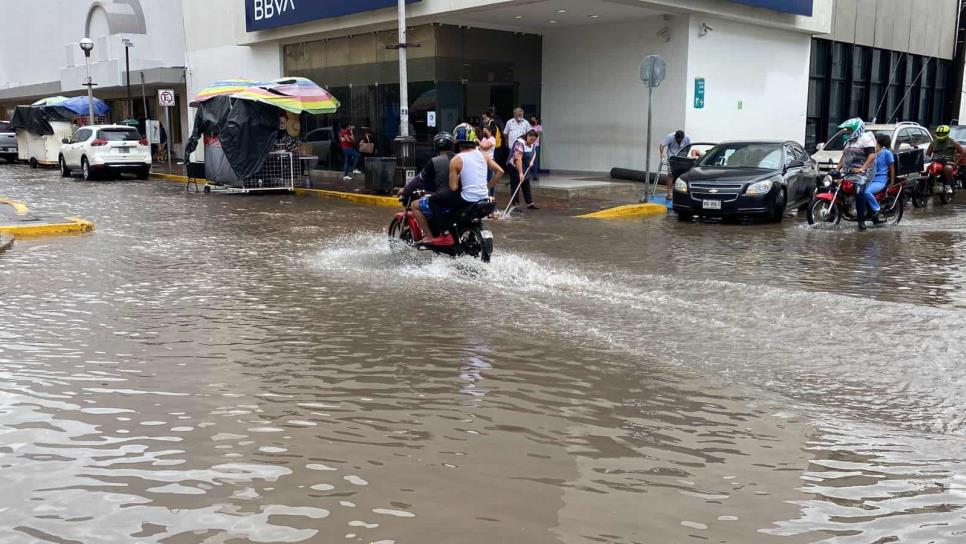 Llueve 20 minutos y se inunda el Centro de Mazatlán