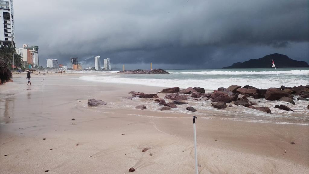 Mal tiempo obliga a cerrar las playas de Mazatlán