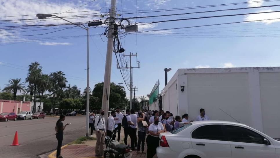 Evacuan oficinas del SAT Mazatlán tras derrame de diésel