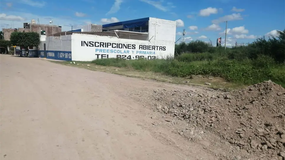 Vecinos de Sierra Bonita se quejan que Colegio tapó bocas de tormenta