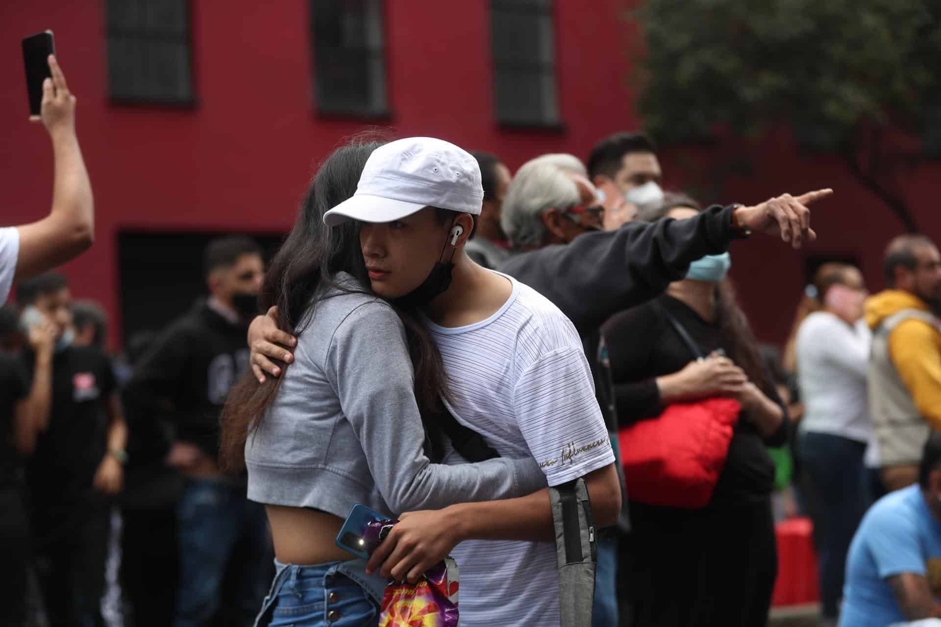 Sube a dos los muertos y a 10 los heridos por el sismo de 7,7 en México