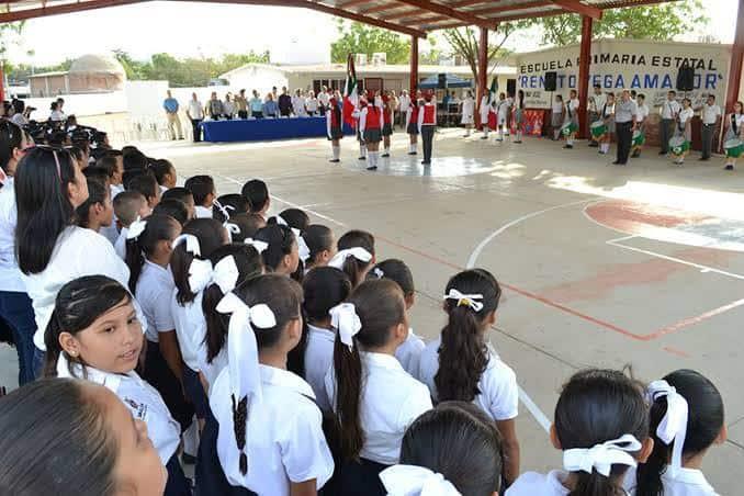 Padres pagan a profesor de Educación Física en primaria de Mazatlán