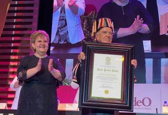 Garladonan a Demetrio Bilbatúa con el Doctorado Honoris Causa