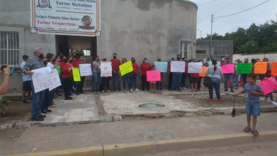 Protestan padres de familia, la primaria tiene 3 semanas sin luz