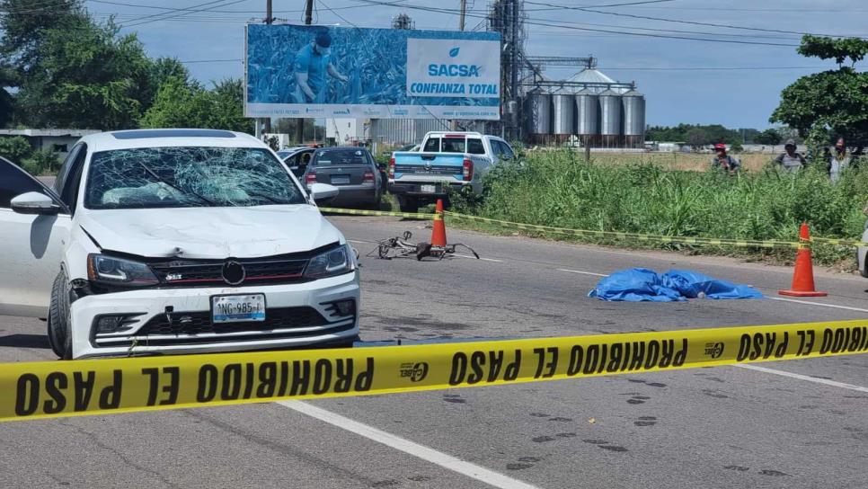 Conductura de auto arrolla y mata a ciclista en la carretera Culiacán-Navolato