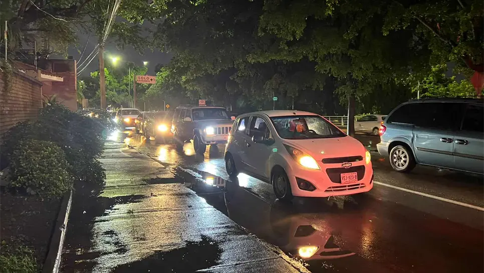 Calles cerradas y árboles caídas dejas lluvias de la madrugada en Culiacán