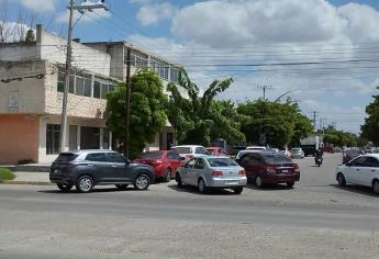 Multarán a quienes estén en doble fila en las escuelas de Los Mochis