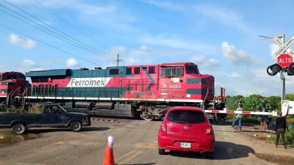 Se topan trenes en Mazatlán y bloquean crucero a automovilistas