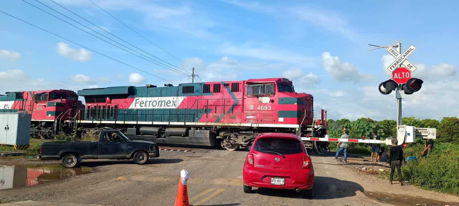 Se topan trenes en Mazatlán y bloquean crucero a automovilistas