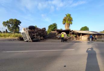 Dos lesionados tras volcar una grúa en la carretera Los Mochis - Ahome